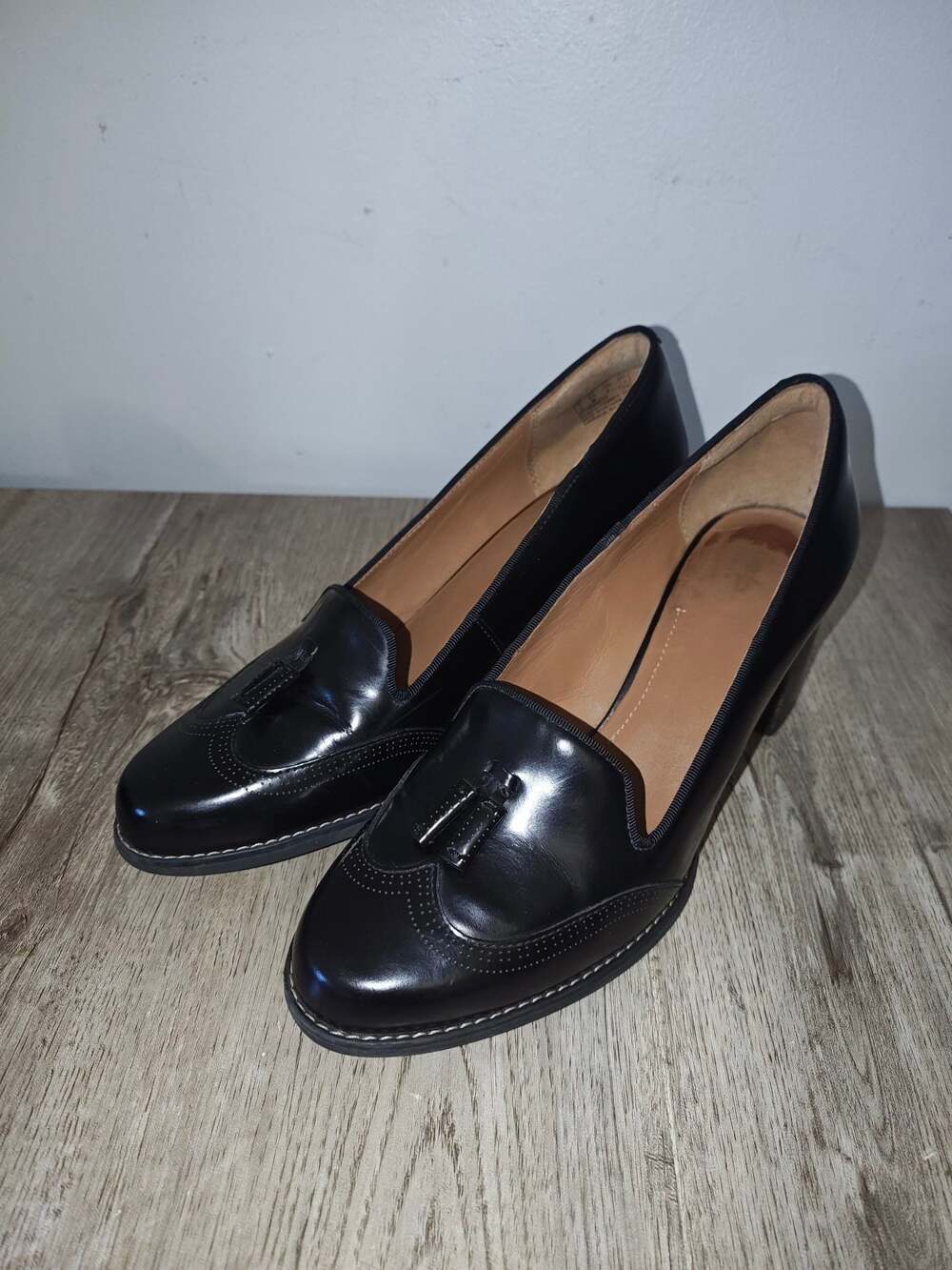Clarks Artisan Black Leather size 8.5 women's Tassel Wingtip Block Heel Loafers
